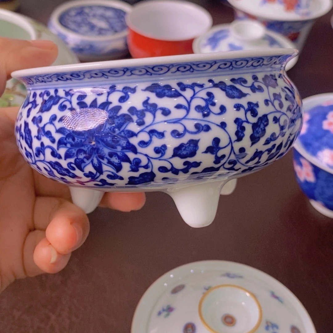 青花缠枝莲点工香炉