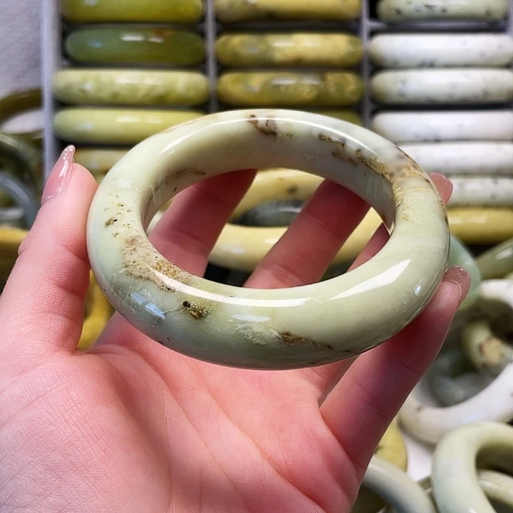 蛇纹石玉未镶嵌手镯