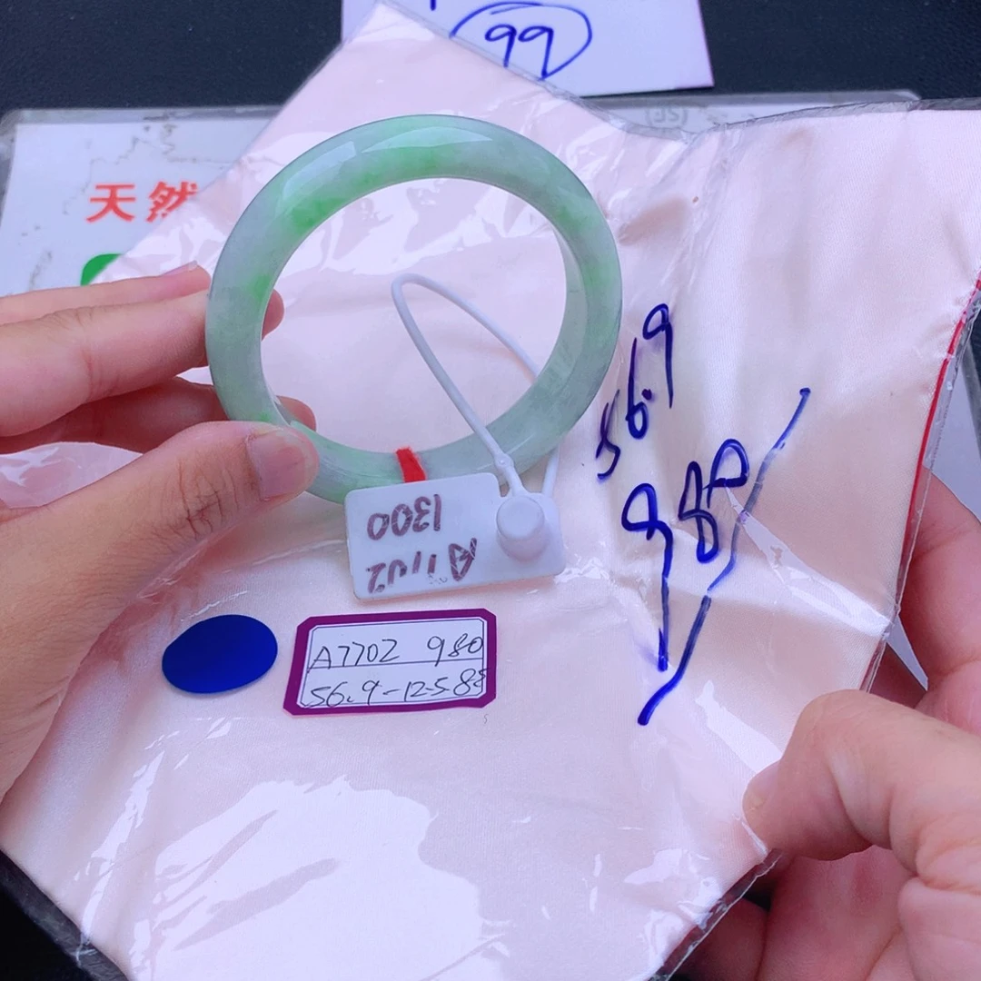 翡翠手镯未镶嵌翡翠