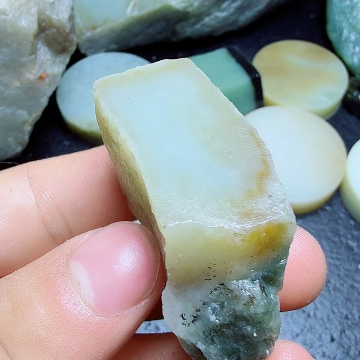 和田玉（糖玉）未镶嵌珠宝奇石