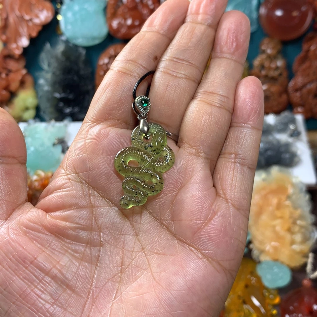 蛇纹石玉挂坠未镶嵌