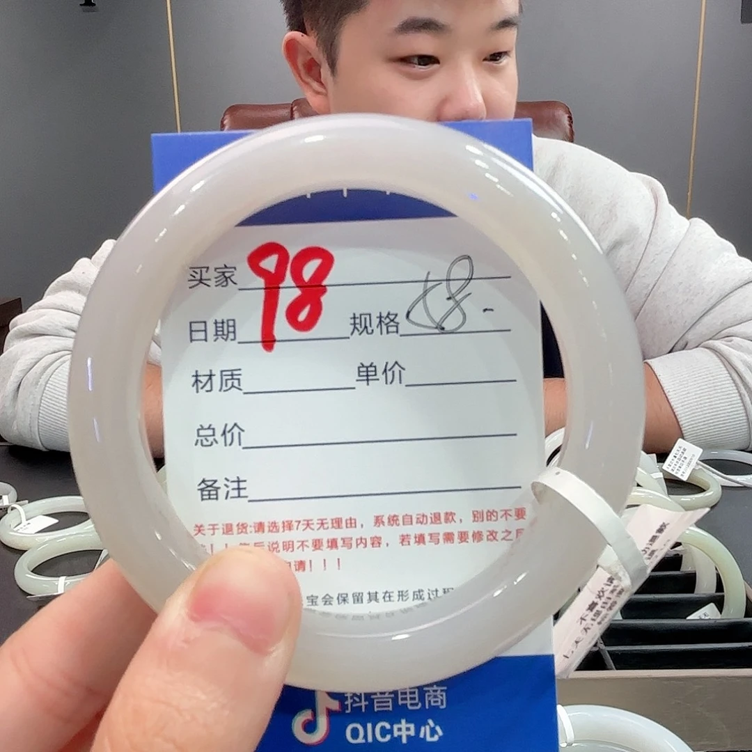 肥***包未镶嵌手镯和田玉