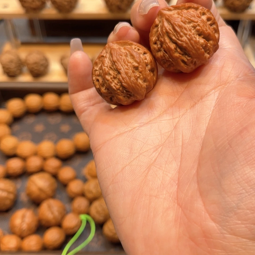 文玩核桃把件红皮龙纹帽