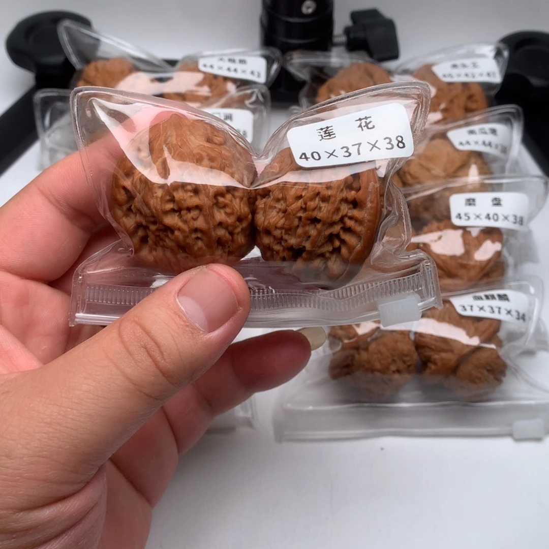 文玩核桃吊坠莲花
