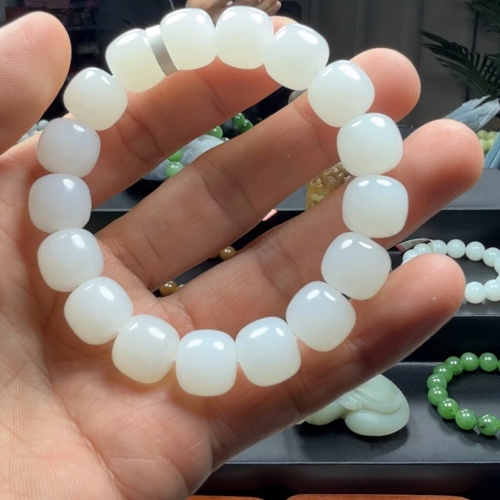 發***。和田玉未镶嵌手链