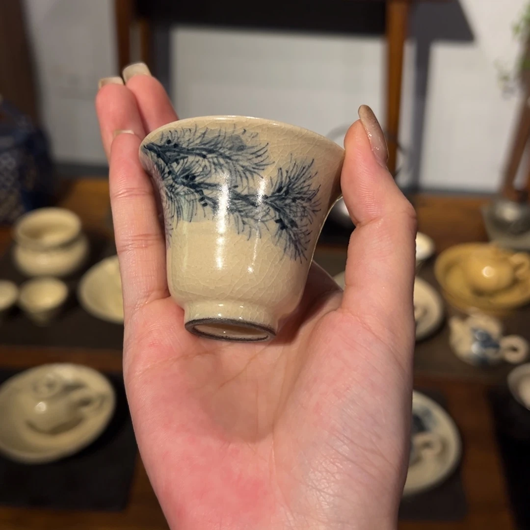 瓷片陶瓷。        陶瓷。