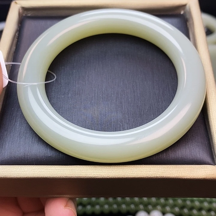 和田玉未镶嵌手镯