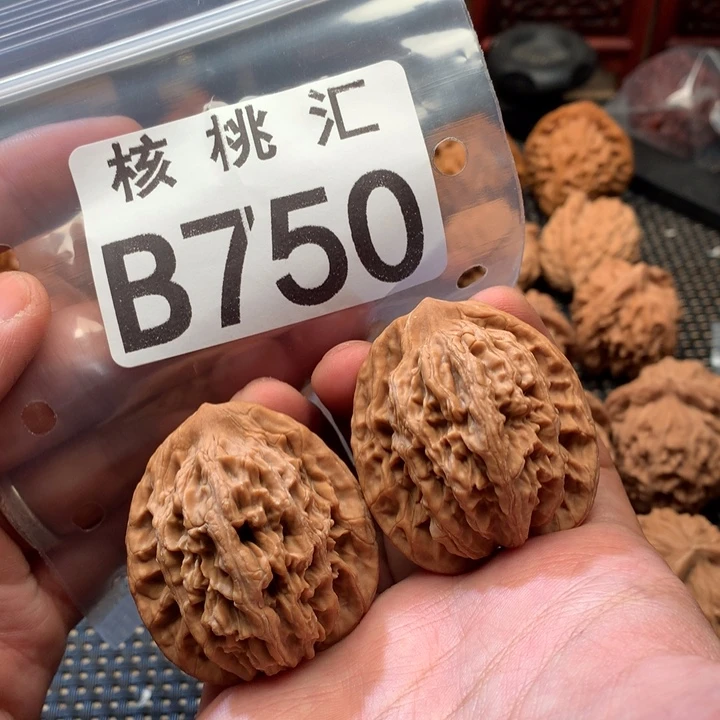 文玩核桃吊坠虎头