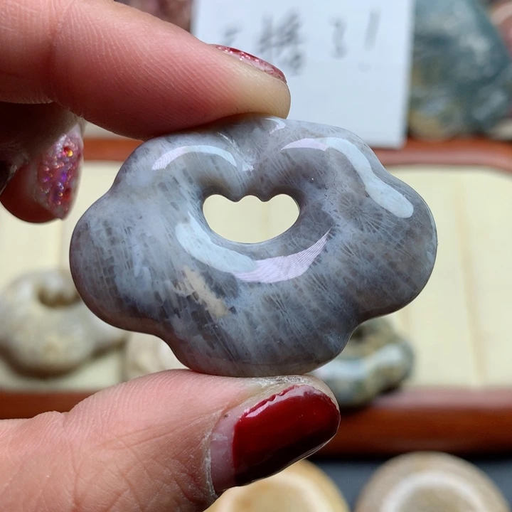 硅化珊瑚（珊瑚玉）颈饰足银镀金镶嵌