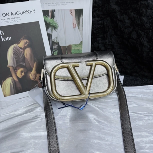 95新 Valentino/华伦天奴 金属色大logo斜挎包