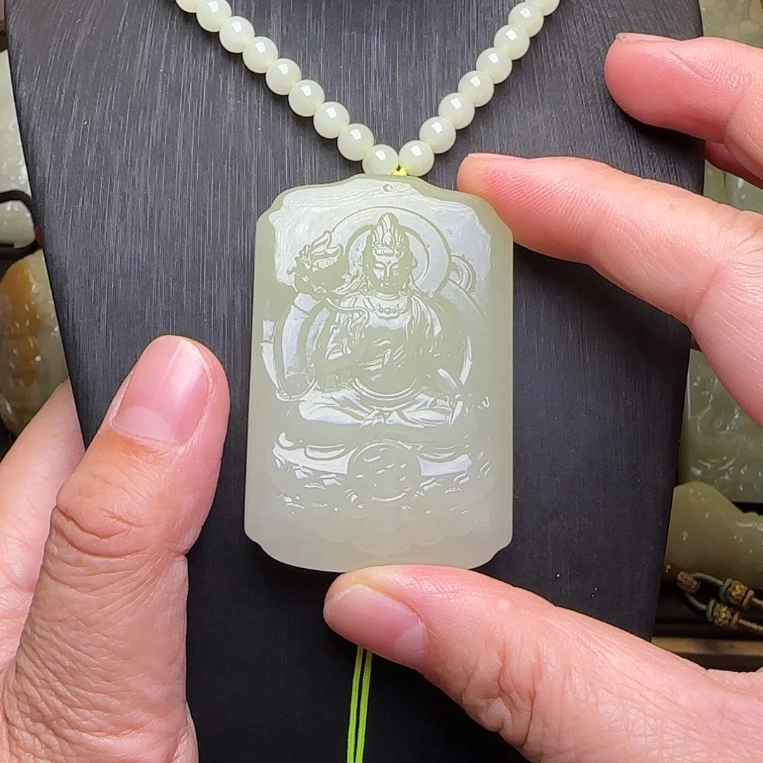 自***人颈饰未镶嵌和田玉