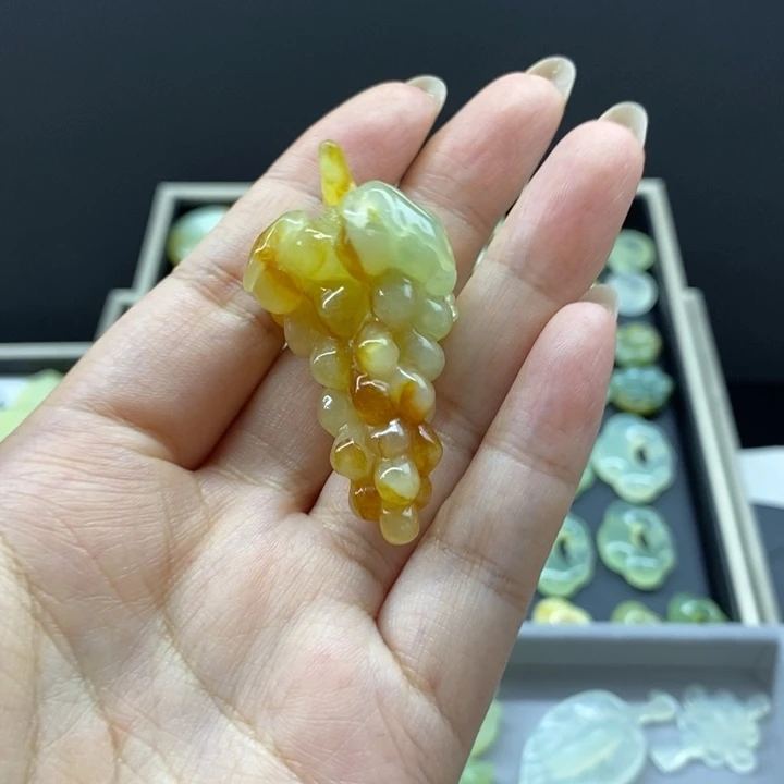 岫玉未镶嵌颈饰花玉葡萄