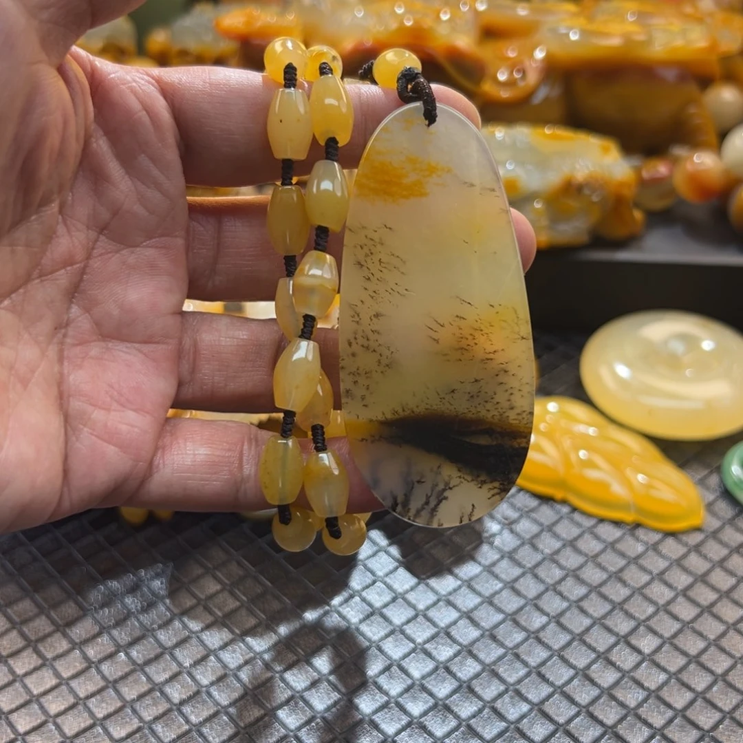 颈饰未镶嵌石英质玉