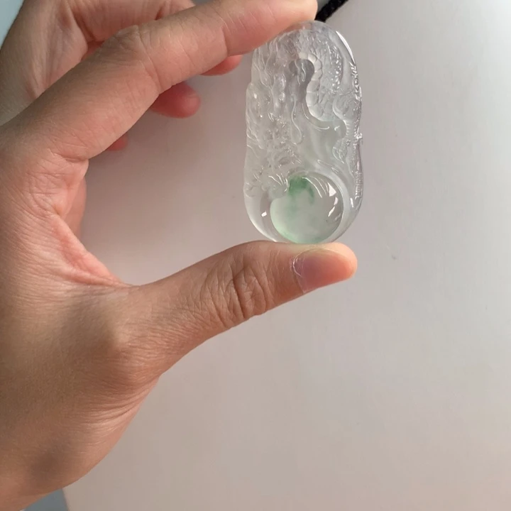 翡翠挂件未镶嵌…..