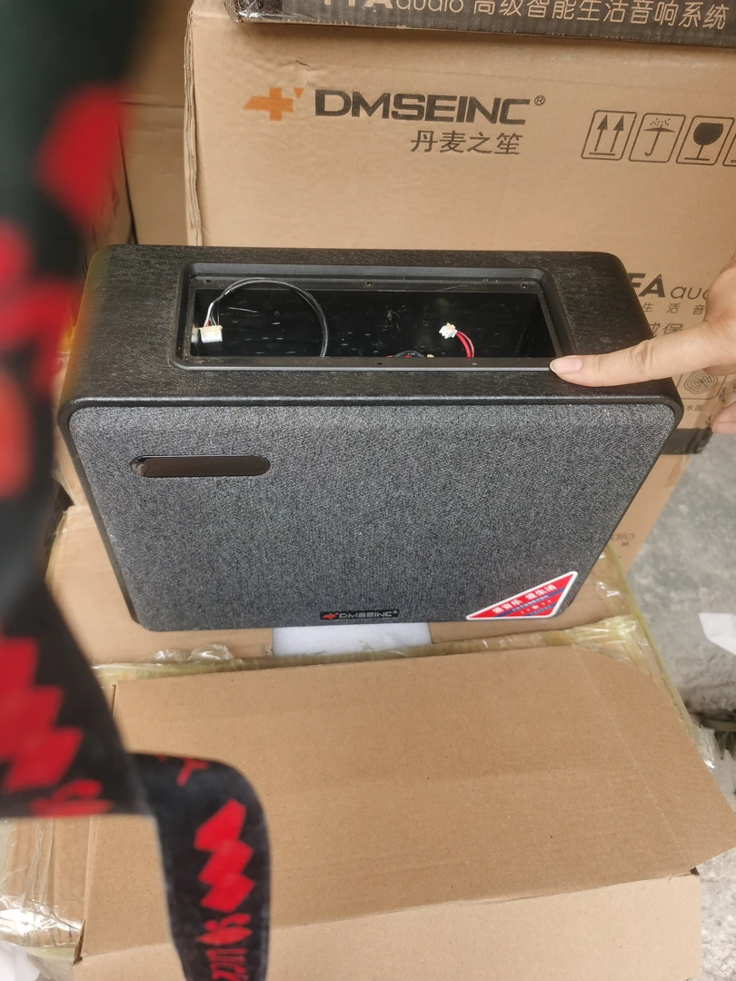 准新品  6.5寸便携式音箱一个，不包邮，电池不售后