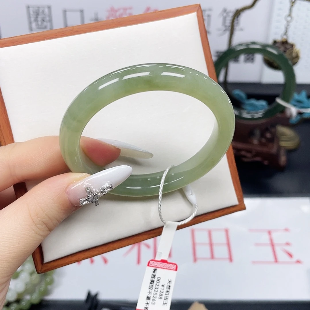 和田玉未镶嵌手镯