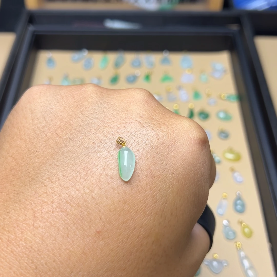 颈饰18K金镶嵌翡翠福瓜