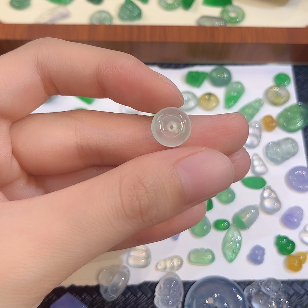 翡翠挂件未镶嵌翡翠