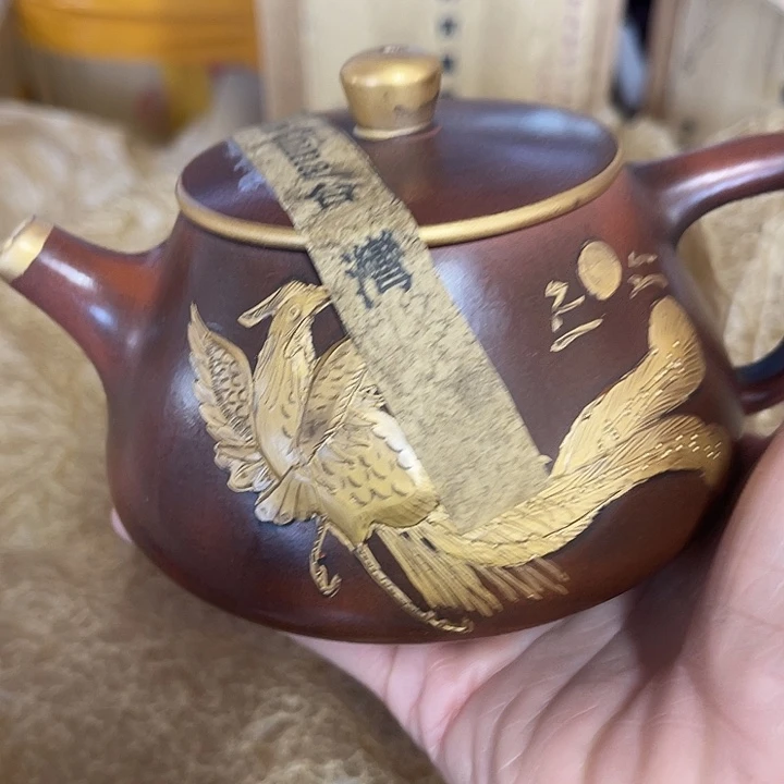 茶壶紫砂原矿泥料手工制作的一把紫砂壶。