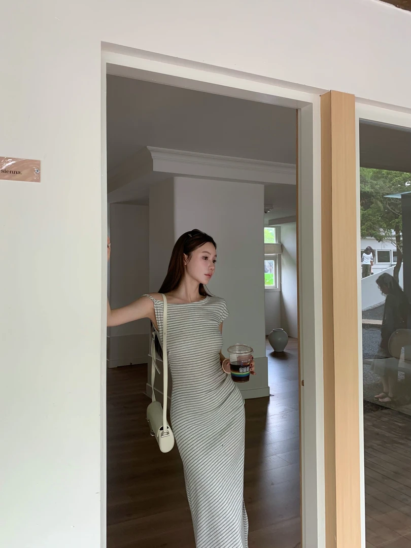 番茄妹妹Tomatosister 糯叽叽 夏季氧气感显瘦斜肩条纹连衣裙儿