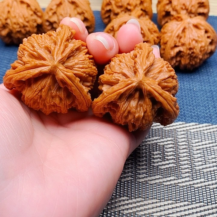 架***梁文玩核桃吊坠三棱