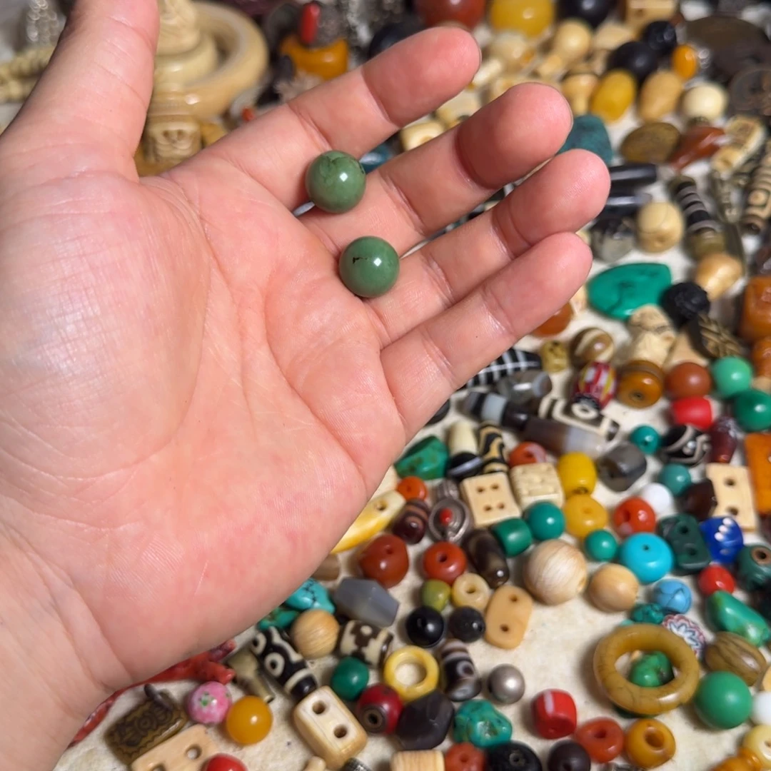 小***军颈饰琉璃珠子如图