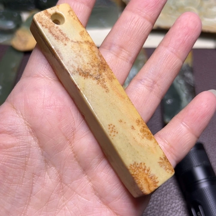 椰***蓉岫岩河磨玉（透闪石质玉）未镶嵌颈饰