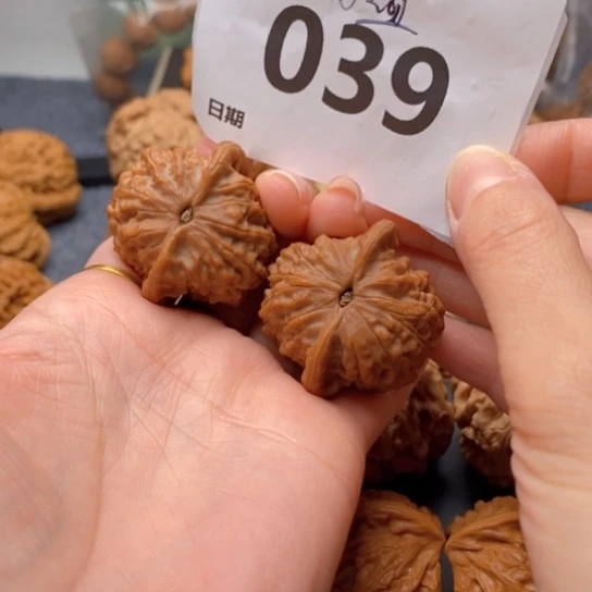 C***杰吊坠文玩核桃全品40血麒麟039