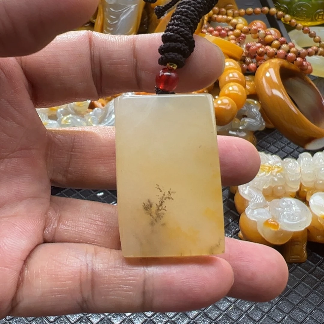 颈饰未镶嵌石英质玉