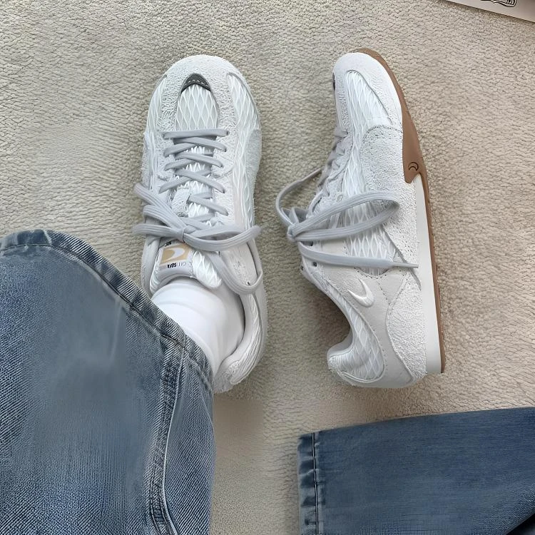 新款韩版女士平底休闲鞋2025复古潮流运动系带透气小白鞋百搭时尚