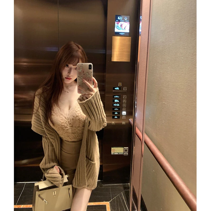 2025秋季新款中长款大衣小个子针织外套+V领蕾丝吊带+高腰短裤女