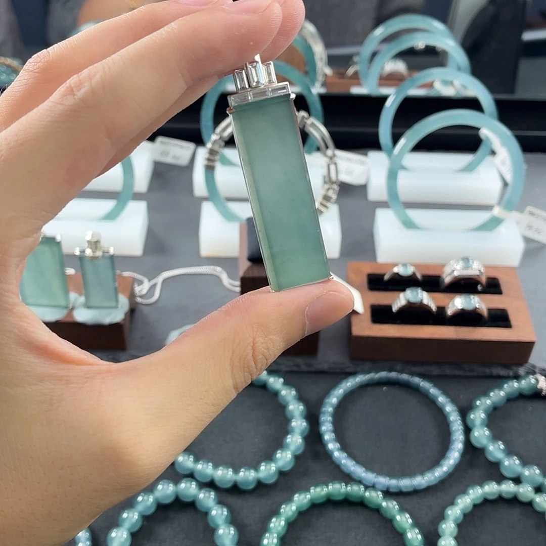 寒***松翡翠未镶嵌手镯无事牌