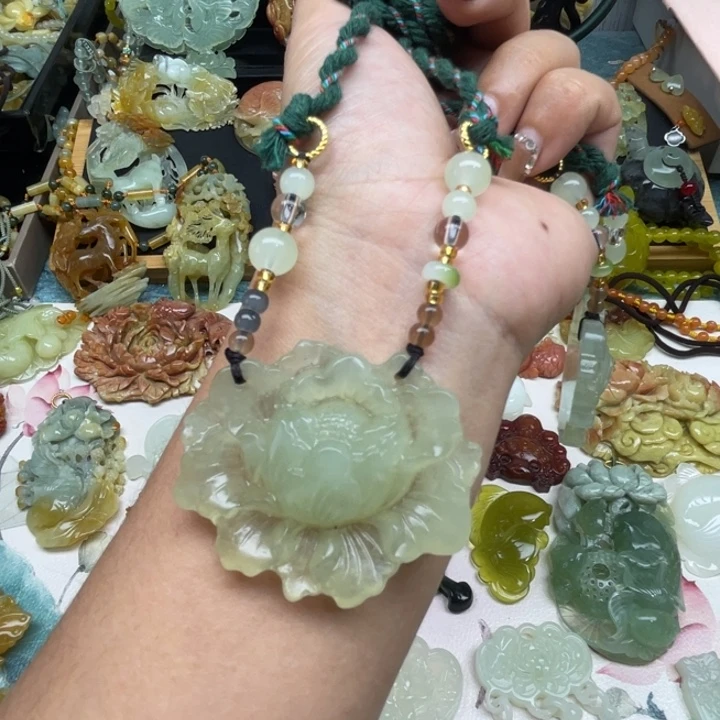 蛇纹石玉未镶嵌颈饰