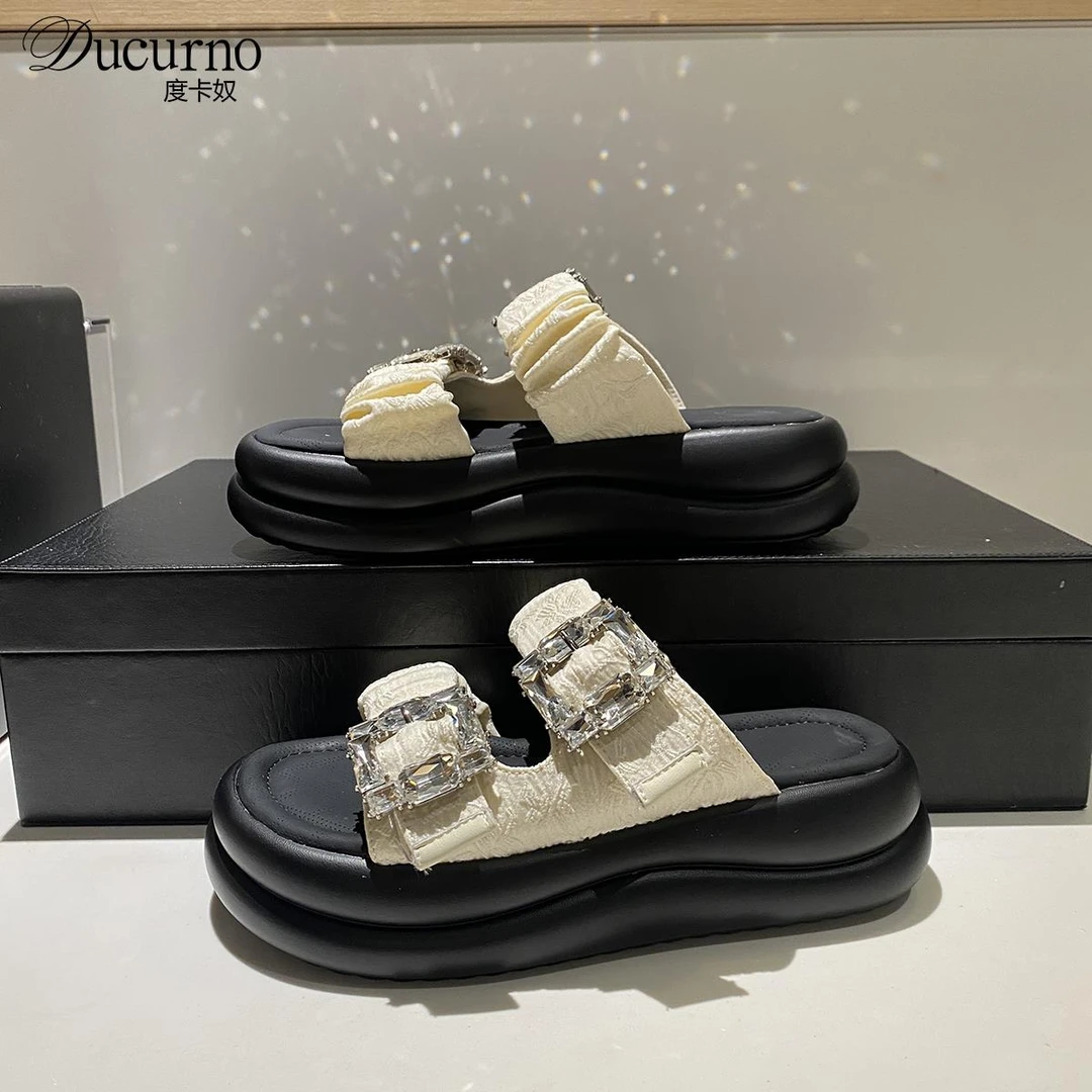 水钻方扣厚底一字拖鞋女夏外穿2025新款网红爆款海边休闲沙滩凉鞋