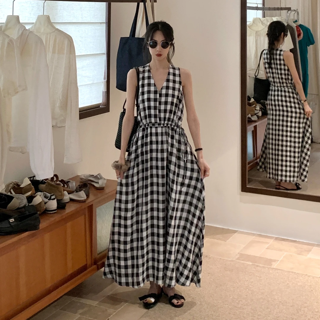 韩系复古黑白格无袖连衣裙女2025夏新抽绳a字收腰气质长裙