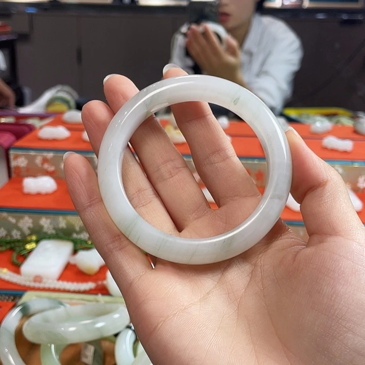 李***婷和田玉未镶嵌颈饰