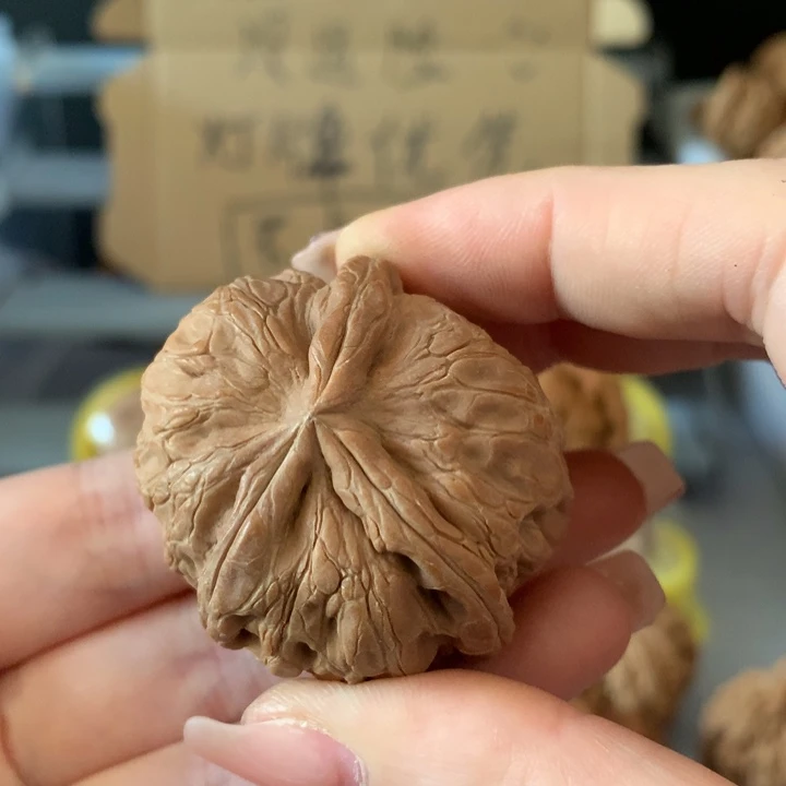 肆****吊坠文玩核桃异形导致，有瑕疵