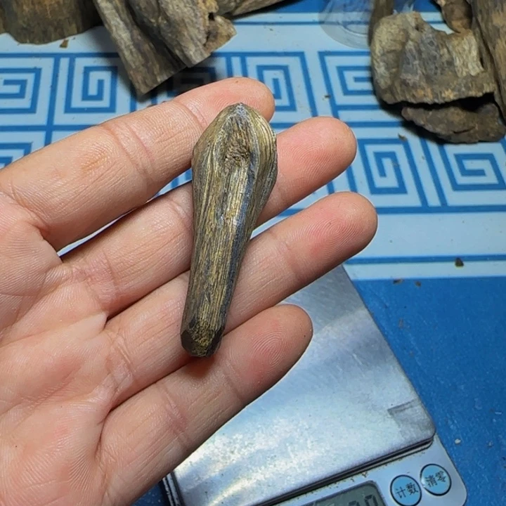 木沉水绿奇树丁吊坠5克