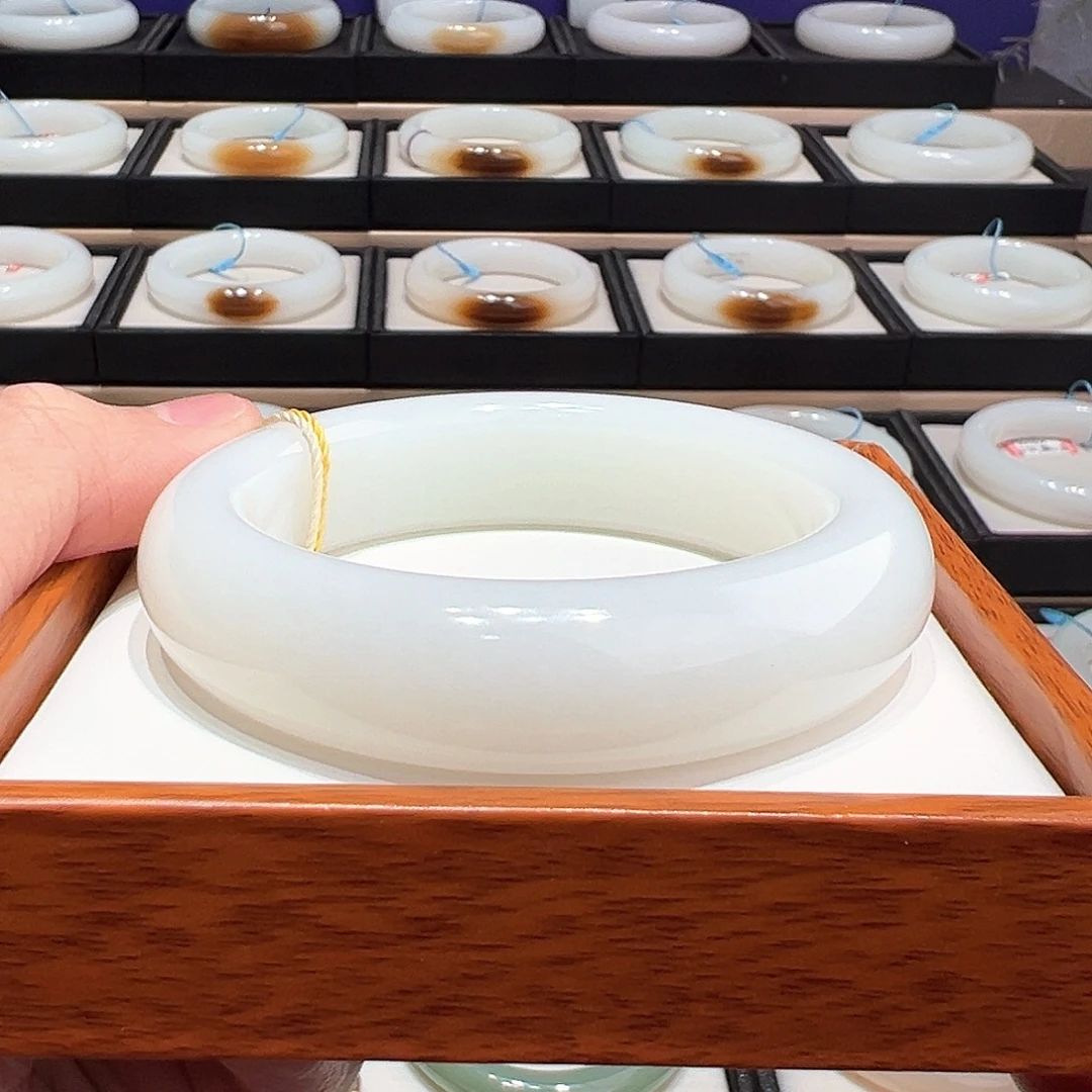 和田玉未镶嵌手镯