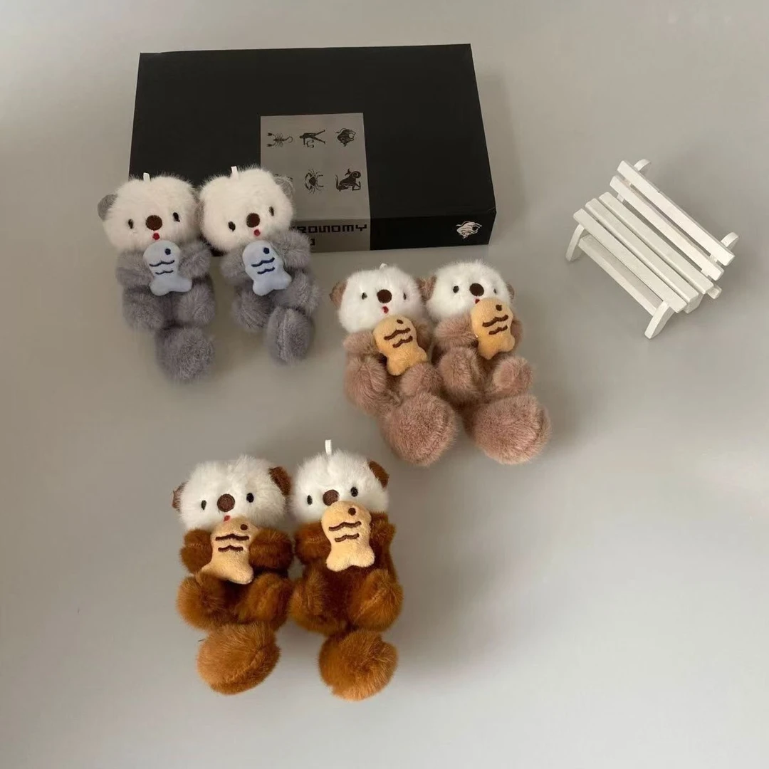 可爱抱鱼海獭毛绒钥匙扣玩偶书包包包挂件公仔娃娃挂饰礼物情侣