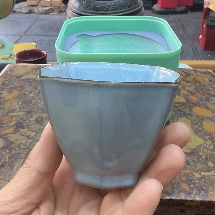 汝瓷杯一个，瓷。。。