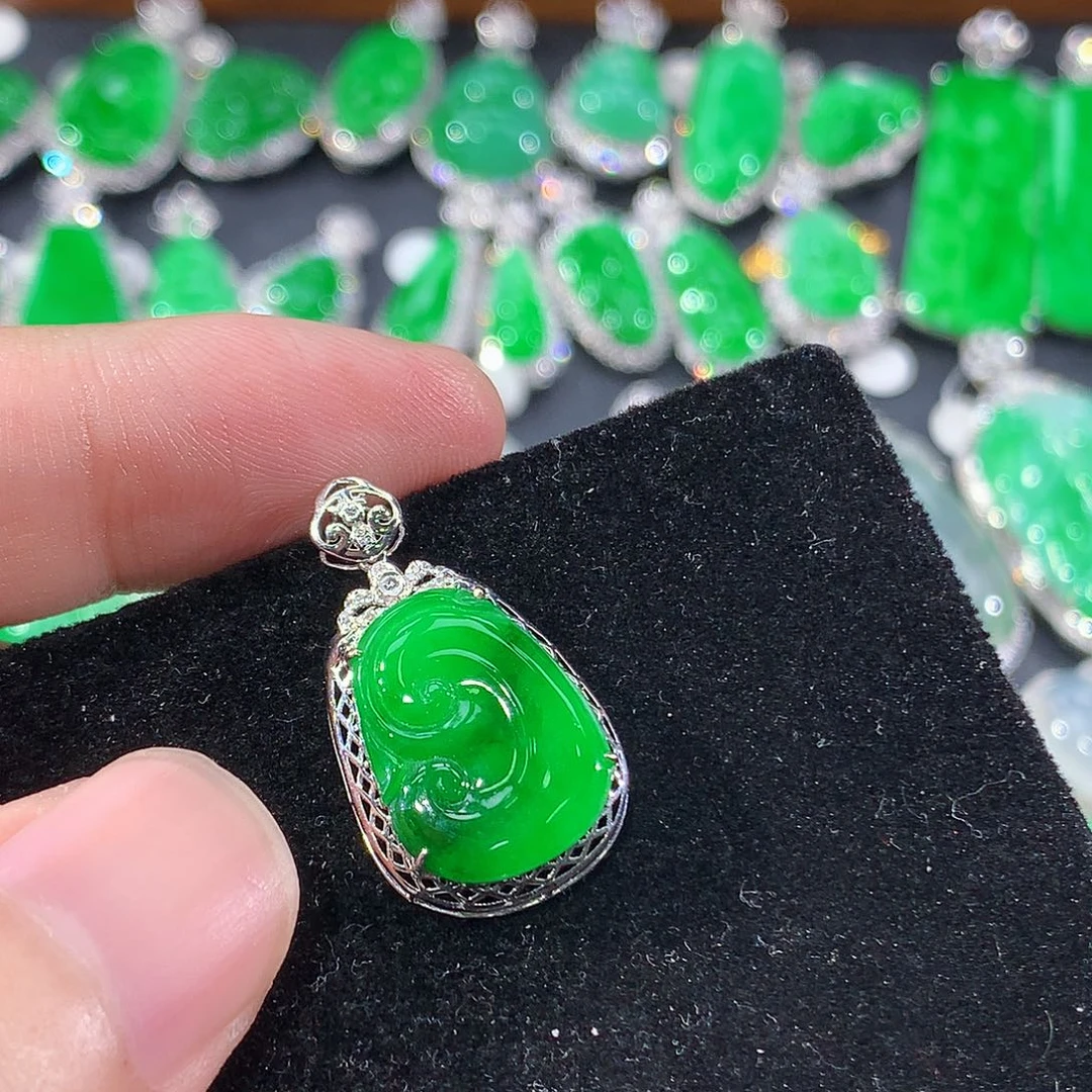 翡翠18K金镶嵌颈饰