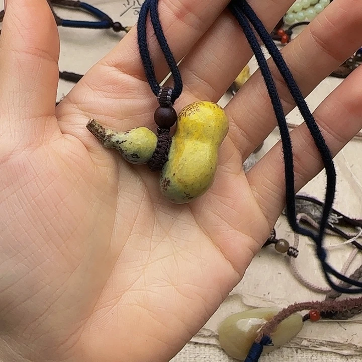 红***鱼和田玉未镶嵌颈饰