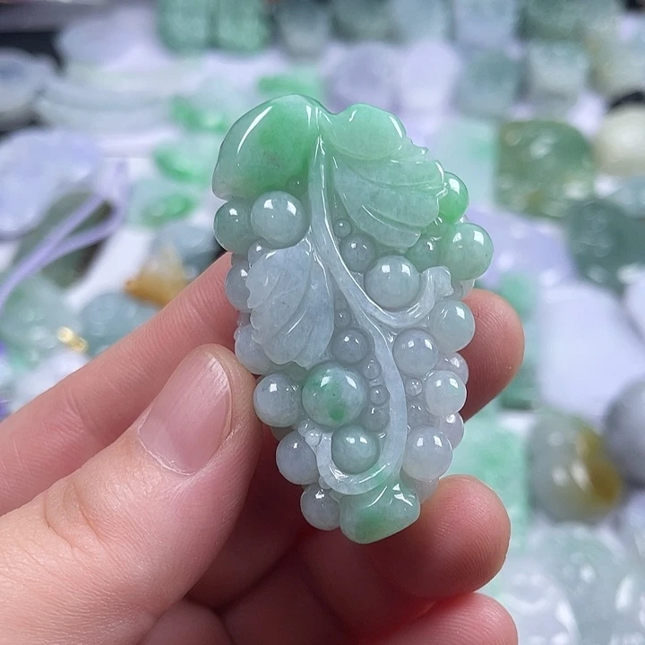 玥***儿翡翠未镶嵌颈饰葡萄