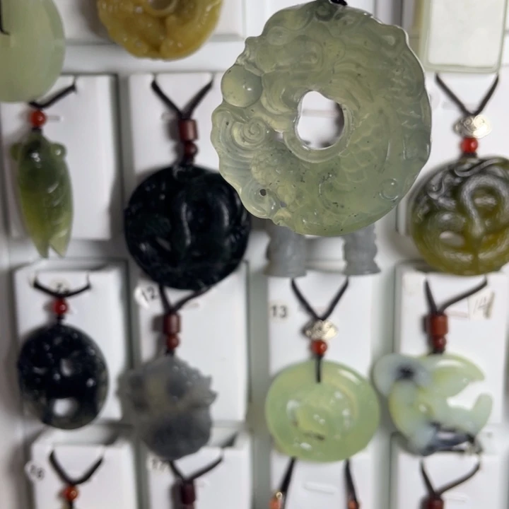 蛇纹石玉颈饰合金凪*?