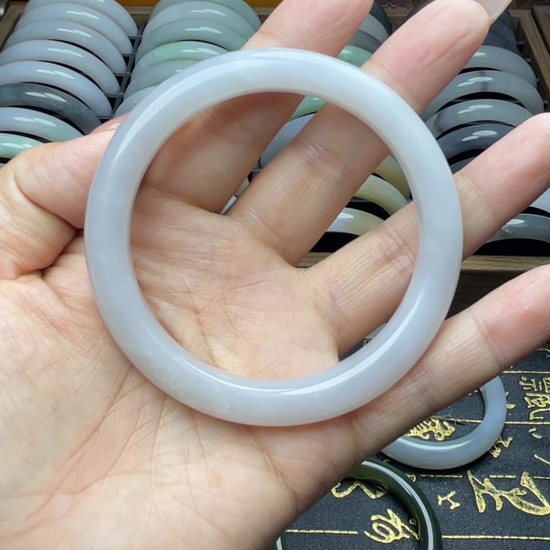 玉***垚和田玉未镶嵌手镯有包容60