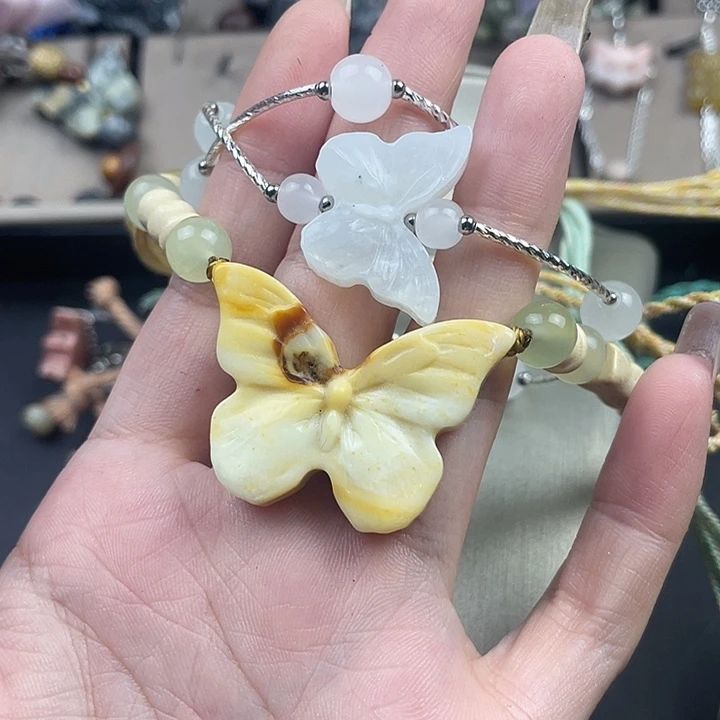 飞****合金蛇纹石玉颈饰