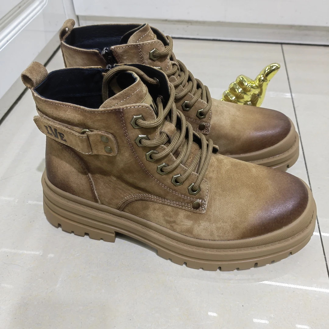 秋冬爆款马丁靴，有单有绒，头层猪巴皮发泡轻底和防滑耐磨橡胶大底