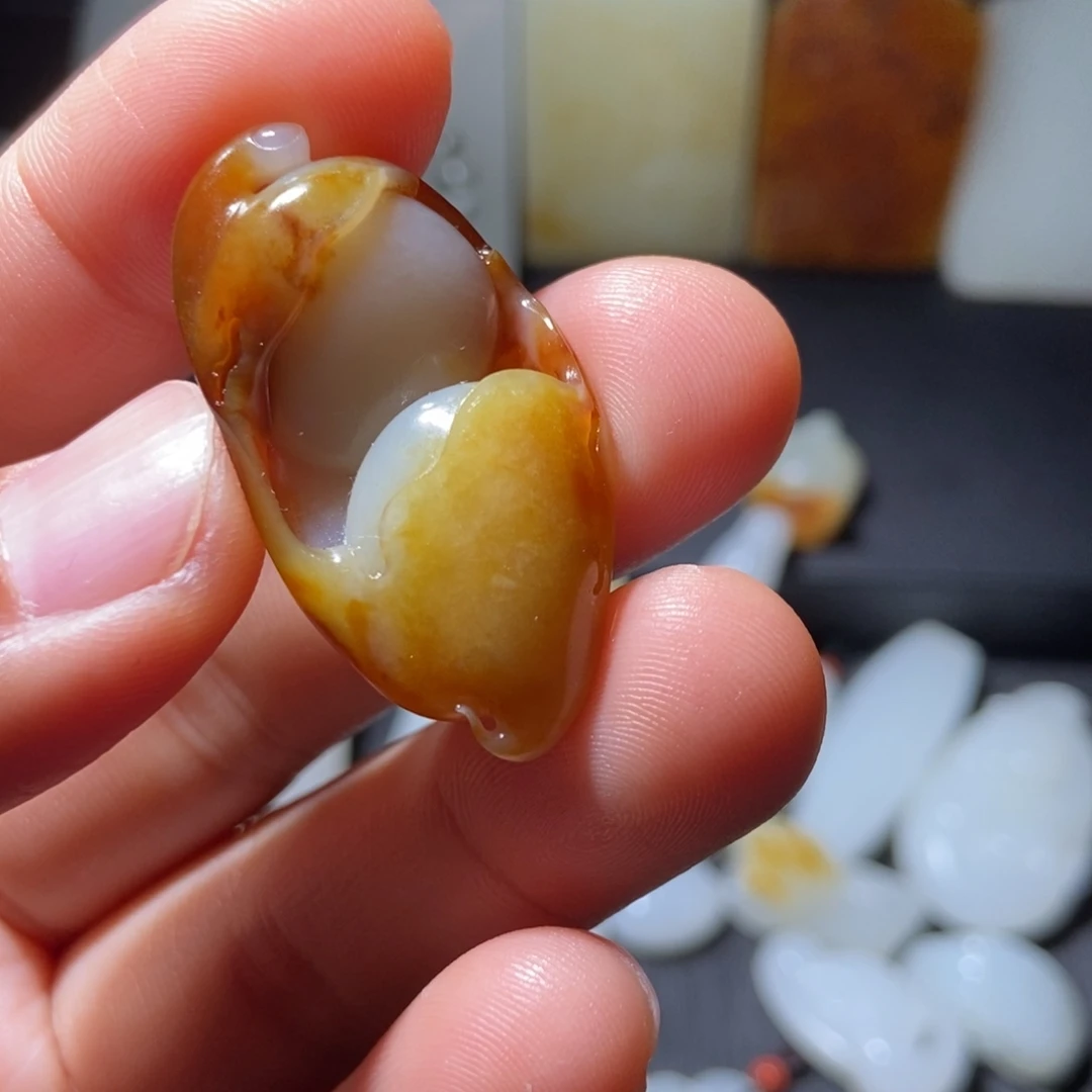 小***学和田玉未镶嵌颈饰