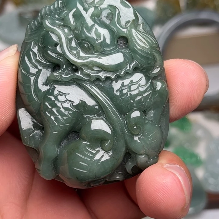 翡翠未镶嵌颈饰麒麟